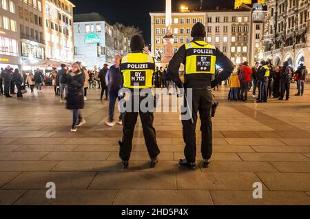 München, Bayern, Deutschland. 3rd Januar 2022. Beim Versuch, die Polizei zu umgehen, begannen bekannte Coronarebels, darunter eine Gruppe von „Resurfacing Junge Alternative/Identitaere Bewegung/Burschenschaften“ unter der Leitung von David S., ihre Spaziergänge in der Fußgängerzone von München. Trotz Tricks wie dem Vorgeben, als ob sie beim Einkaufen wären, komplett mit Taschen von lokalen Unternehmen, kennt die Polizei die Taktik und die Stammgäste und zerbricht Gruppen, die nicht den Corona-Vorschriften entsprechen. (Bild: © Sachelle Babbar/ZUMA Press Wire) Stockfoto