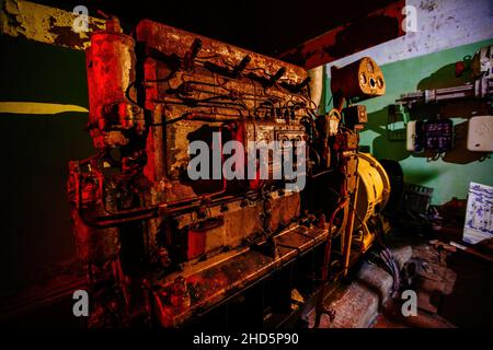 Alter rostiger Dieselgenerator im verlassenen sowjetischen Bunker. Stockfoto