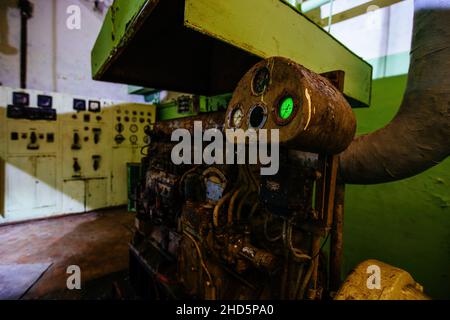 Alter rostiger Dieselgenerator im verlassenen sowjetischen Bunker. Stockfoto