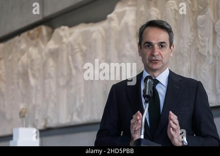 Athen, Griechenland. 3rd Januar 2022. Der griechische Premierminister Kyriakos Mitsotakis spricht am 3. Januar 2022 während einer feierlichen Zeremonie zur Wiedervereinigung der Parthenon-Skulpturen im Akropolis-Museum in Athen, Griechenland. Kyriakos Mitsotakis forderte am Montag die Rückführung aller Skulpturen des Parthenons, da zehn Marmorfragmente von Skulpturen aus dem 2.500 Jahre alten Tempel auf dem Akropolis-Hügel vom Nationalen Archäologischen Museum Griechenlands ins Akropolis-Museum verlegt wurden. Quelle: Marios Lolos/Xinhua/Alamy Live News Stockfoto