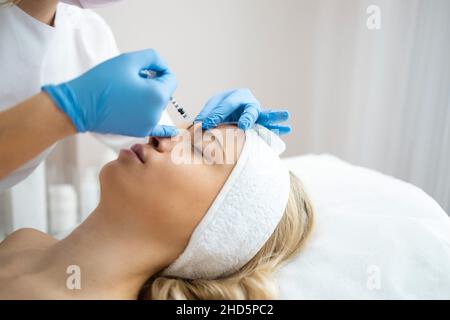 Beauty-Injektionen. Frau Auf Verjüngungsverfahren In Der Klinik Stockfoto