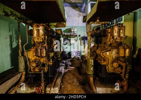 Alter rostiger Dieselgenerator im verlassenen sowjetischen Bunker. Stockfoto