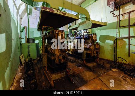 Alter rostiger Dieselgenerator im verlassenen sowjetischen Bunker. Stockfoto