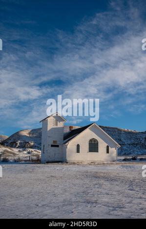 Überwintern Sie in der alten hölzernen Pionierkirche in der Geisterstadt Dorothy in Alberta, Kanada Stockfoto