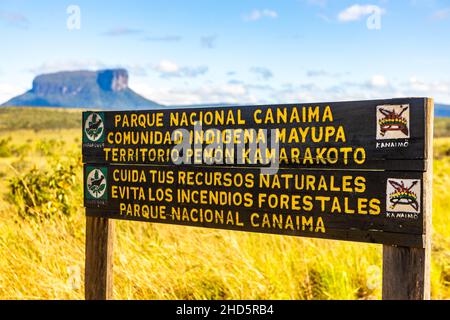 Canaima National Park Schild mit der Aufschrift Mayupa Indigenous Community Pemon Kamarakoto Territory Stockfoto