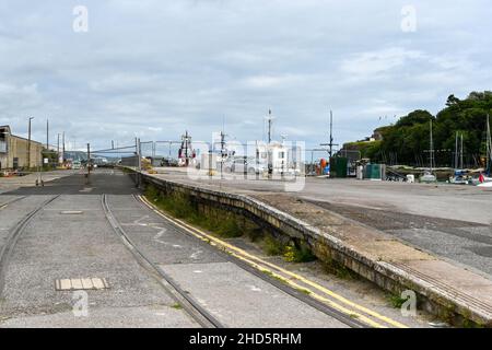 Weymouth, England - Juli 2021: Überreste der Bahnsteigleise des alten Bahnhofs, der früher den Hafen in der Küstenstadt Weymouth diente. Stockfoto