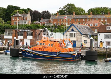 Weymouth, England - 2021. Juli: RNLI-Rettungsboot vor der Rettungsbootstation im Hafen von Weymouth in Dorset festgemacht. Stockfoto