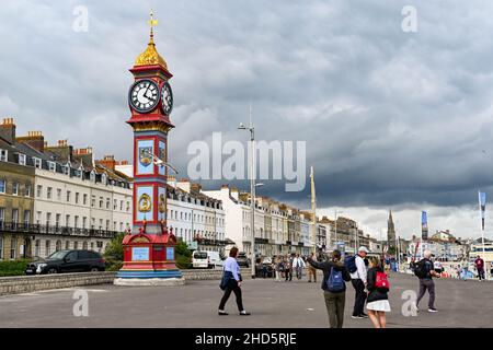 Weymouth, England - 2021. Juli: Jubilee Clock Tower auf der Esplanade in Weymouth. Es wurde 1888 erbaut. Stockfoto