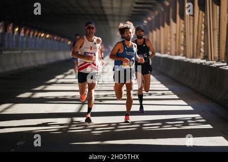 New York, USA. November 7th, 2021. Läufer überqueren die Queensboro Bridge während des TCS New York City Marathon 50th in New York, USA. Kredit: Chase Sutton/Alamy Live Nachrichten Stockfoto