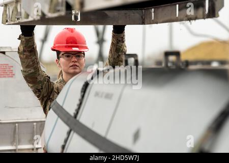 14. Dezember 2021 - Luftwaffenstützpunkt Spangdahlem, Rheinland-Pfalz, Deutschland - US Air Force Airman 1st Class Jensen Morgan, 52nd Maintenance Squadron Precision guided Munitions Crew Chief, führt einen Gabelstapler beim Anheben einer Abdeckung von einer AGM-158 Joint Air-to-Surface Standoff Missile, 14. Dezember 2021, auf der Luftwaffenstützpunkt Spangdahlem, Deutschland. Im Rahmen einer mehrtägigen Übung wurden Munitionsmaterial von Mitgliedern der MXS 52nd inspiziert, um unsere Bereitschaft zu testen, das Konfliktspektrum abzuschrecken, zu verteidigen und zu gewinnen. (Bild: © U.S. Air Force/ZUMA Press Wire Service/ZUMAPRESS.com) Stockfoto