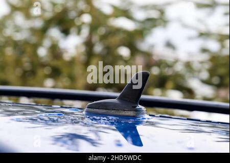 Autoantenne für Radio, Autoteile und -Komponenten, blaues Auto. Stockfoto
