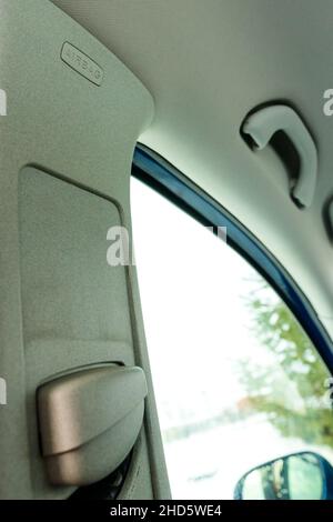 Airbag im Fahrzeuginnenraum in der Nähe des Sicherheitsgurts, Fahrzeuginnenraum weiß. Stockfoto
