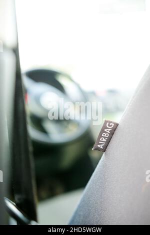 Nahaufnahme von Airbag und Sitz, gepflegter und sauberer Innenraum, graue Stoffsitze, gefaltete Sitze. Stockfoto