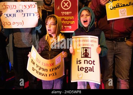 Israel. 03rd Januar 2022. Israelische Araber und Juden protestieren am 3. Januar vor dem Hauptquartier des israelischen Sicherheitsdienstes (ISA) in Tel Aviv, Israel. 2021 aus Solidarität und für die sofortige Freilassung von Hisham Abu Hawasch - 40 Jahre alter Palästinenser, der seit mehr als 140 Tagen in einen Hungerstreik getreten ist, nachdem er von Israel verhaftet und in Verwaltungshaft genommen wurde. (Foto: Matan Golan/Sipa USA) Quelle: SIPA USA/Alamy Live News Stockfoto