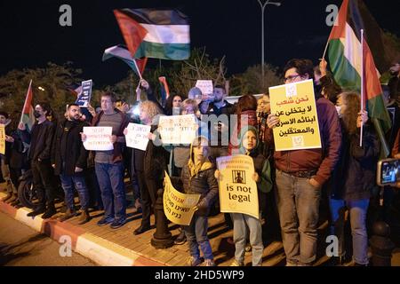 Israel. 03rd Januar 2022. Israelische Araber und Juden protestieren am 3. Januar vor dem Hauptquartier des israelischen Sicherheitsdienstes (ISA) in Tel Aviv, Israel. 2021 aus Solidarität und für die sofortige Freilassung von Hisham Abu Hawasch - 40 Jahre alter Palästinenser, der seit mehr als 140 Tagen in einen Hungerstreik getreten ist, nachdem er von Israel verhaftet und in Verwaltungshaft genommen wurde. (Foto: Matan Golan/Sipa USA) Quelle: SIPA USA/Alamy Live News Stockfoto