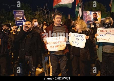 Israel. 03rd Januar 2022. Israelische Araber und Juden protestieren am 3. Januar vor dem Hauptquartier des israelischen Sicherheitsdienstes (ISA) in Tel Aviv, Israel. 2021 aus Solidarität und für die sofortige Freilassung von Hisham Abu Hawasch - 40 Jahre alter Palästinenser, der seit mehr als 140 Tagen in einen Hungerstreik getreten ist, nachdem er von Israel verhaftet und in Verwaltungshaft genommen wurde. (Foto: Matan Golan/Sipa USA) Quelle: SIPA USA/Alamy Live News Stockfoto