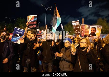 Israel. 03rd Januar 2022. Israelische Araber und Juden protestieren am 3. Januar vor dem Hauptquartier des israelischen Sicherheitsdienstes (ISA) in Tel Aviv, Israel. 2021 aus Solidarität und für die sofortige Freilassung von Hisham Abu Hawasch - 40 Jahre alter Palästinenser, der seit mehr als 140 Tagen in einen Hungerstreik getreten ist, nachdem er von Israel verhaftet und in Verwaltungshaft genommen wurde. (Foto: Matan Golan/Sipa USA) Quelle: SIPA USA/Alamy Live News Stockfoto