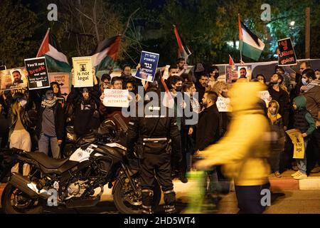 Israel. 03rd Januar 2022. Israelische Araber und Juden protestieren am 3. Januar vor dem Hauptquartier des israelischen Sicherheitsdienstes (ISA) in Tel Aviv, Israel. 2021 aus Solidarität und für die sofortige Freilassung von Hisham Abu Hawasch - 40 Jahre alter Palästinenser, der seit mehr als 140 Tagen in einen Hungerstreik getreten ist, nachdem er von Israel verhaftet und in Verwaltungshaft genommen wurde. (Foto: Matan Golan/Sipa USA) Quelle: SIPA USA/Alamy Live News Stockfoto