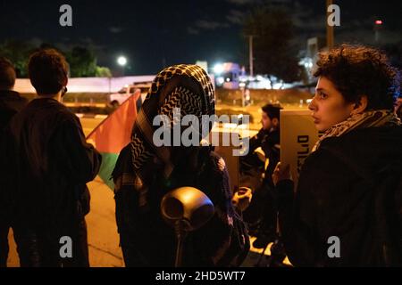 Israel. 03rd Januar 2022. Israelische Araber und Juden protestieren am 3. Januar vor dem Hauptquartier des israelischen Sicherheitsdienstes (ISA) in Tel Aviv, Israel. 2021 aus Solidarität und für die sofortige Freilassung von Hisham Abu Hawasch - 40 Jahre alter Palästinenser, der seit mehr als 140 Tagen in einen Hungerstreik getreten ist, nachdem er von Israel verhaftet und in Verwaltungshaft genommen wurde. (Foto: Matan Golan/Sipa USA) Quelle: SIPA USA/Alamy Live News Stockfoto