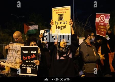 Israel. 03rd Januar 2022. Israelische Araber und Juden protestieren am 3. Januar vor dem Hauptquartier des israelischen Sicherheitsdienstes (ISA) in Tel Aviv, Israel. 2021 aus Solidarität und für die sofortige Freilassung von Hisham Abu Hawasch - 40 Jahre alter Palästinenser, der seit mehr als 140 Tagen in einen Hungerstreik getreten ist, nachdem er von Israel verhaftet und in Verwaltungshaft genommen wurde. (Foto: Matan Golan/Sipa USA) Quelle: SIPA USA/Alamy Live News Stockfoto