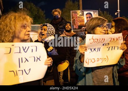 Tel Aviv, Israel. 3rd. Januar 2022. Israelische Araber und Juden protestieren vor dem Hauptquartier des israelischen Sicherheitsdienstes (ISA) in Tel Aviv aus Solidarität und für die sofortige Freilassung von Hisham Abu Hawasch – einem 40-jährigen Palästinenser, der seit mehr als 140 Tagen in einem Hungerstreik ist, nachdem er verhaftet und platziert wurde In Verwaltungshaft durch Israel. Tel Aviv, Israel. 03th. Januar 2022. (Matan Golan/Alamy Live News) Stockfoto