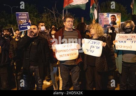 Tel Aviv, Israel. 3rd. Januar 2022. Israelische Araber und Juden protestieren vor dem Hauptquartier des israelischen Sicherheitsdienstes (ISA) in Tel Aviv aus Solidarität und für die sofortige Freilassung von Hisham Abu Hawasch – einem 40-jährigen Palästinenser, der seit mehr als 140 Tagen in einem Hungerstreik ist, nachdem er verhaftet und platziert wurde In Verwaltungshaft durch Israel. Tel Aviv, Israel. 03th. Januar 2022. (Matan Golan/Alamy Live News) Stockfoto