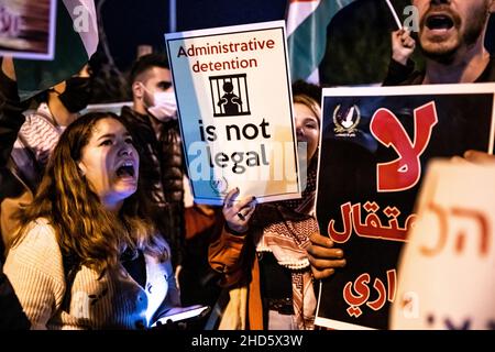 Tel Aviv, Israel. 3rd. Januar 2022. Israelische Araber und Juden protestieren vor dem Hauptquartier des israelischen Sicherheitsdienstes (ISA) in Tel Aviv aus Solidarität und für die sofortige Freilassung von Hisham Abu Hawasch – einem 40-jährigen Palästinenser, der seit mehr als 140 Tagen in einem Hungerstreik ist, nachdem er verhaftet und platziert wurde In Verwaltungshaft durch Israel. Tel Aviv, Israel. 03th. Januar 2022. (Matan Golan/Alamy Live News) Stockfoto