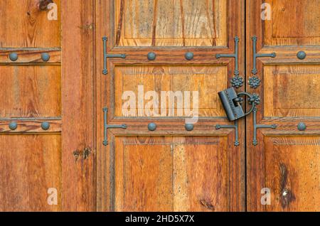 Alte Holztür mit schönen Eisendetails und einem alten Vorhängeschloss in einem Haus im Changdeokgung Palast, Seoul, Südkorea Stockfoto