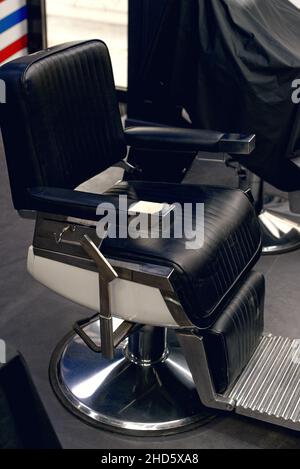 Ledersessel im Retro-Stil für Friseursalon. Stockfoto