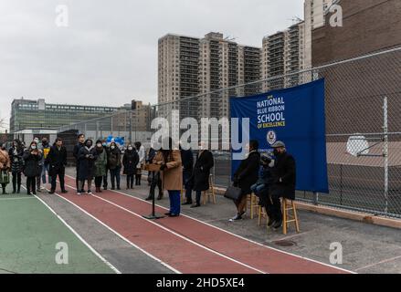 Bronx, Usa. 03rd Januar 2022. Der Bürgermeister von NYC, Eric Adams, der Schulkanzler David Banks und andere lokale Beamte begrüßten die Schüler in der Concourse Village Elementary School in der Bronx. Eric Adams informierte die Medien auch über Covid-19-Mandate für alle städtischen Schulen. (Foto: Steve Sanchez/Pacific Press) Quelle: Pacific Press Media Production Corp./Alamy Live News Stockfoto