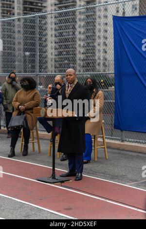 Bronx, Usa. 03rd Januar 2022. Der Bürgermeister von NYC, Eric Adams, der Schulkanzler David Banks und andere lokale Beamte begrüßten die Schüler in der Concourse Village Elementary School in der Bronx. Eric Adams informierte die Medien auch über Covid-19-Mandate für alle städtischen Schulen. (Foto: Steve Sanchez/Pacific Press) Quelle: Pacific Press Media Production Corp./Alamy Live News Stockfoto