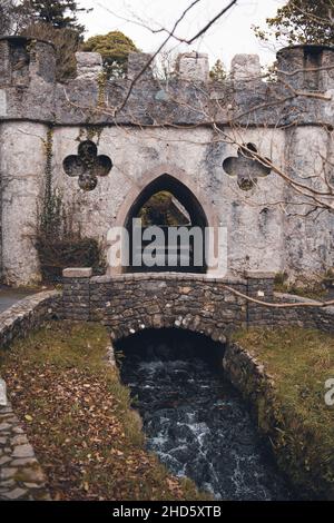 Bogenmauer im Tollymore Forest Park Newcastle UK Stockfoto