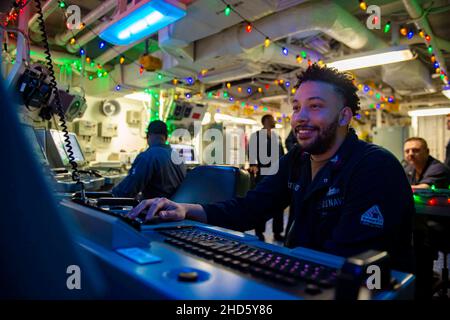 Indischer Ozean. 13th Dez 2021. Gas Turbine Systems Electrician 1st Class Christopher Stevens, ein gebürtiger aus Centerville, Ill., überwacht und betreibt die Steuerung der Antriebssysteme an Bord des Lenkraketen-Kreuzers USS Lake Champlain (CG 57) der Ticonderoga-Klasse, 13. Dezember 2021. Die Carl Vinson Carrier Strike Group ist im geplanten Einsatzbereich der US-Flotte für 7th im Einsatz, um die Interoperabilität mit Allianzen und Partnerschaften zu verbessern und gleichzeitig als einsatzbereite Truppe zur Unterstützung einer freien und offenen Region im Indo-Pazifik-Raum zu dienen. Quelle: U.S. Navy/ZUMA Press Wire Service/ZUMAPRESS.com/Alamy Live News Stockfoto