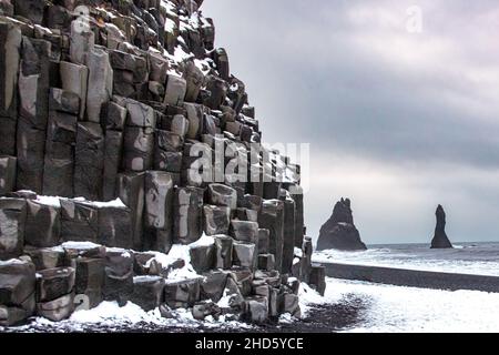 Reynisdrangfer Seastacks vor dem Reynisfjara Beach von der Halsanefsellir Cave aus gesehen Stockfoto