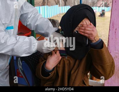 3. Januar 2022, Srinagar, Jammu und Kashmir, Indien: Ein Mädchen reagiert, als es während einer Impfkampagne für Kinder im Alter von 15-18 Jahren an der höheren Sekundarschule in Srinagar-Kashmir eine Dosis des Coronavirus-Impfstoffs von Bharat Biotech (COVID-19), Covaxin, erhält. Indien begann am Montag mit der Impfung von Kindern im Alter von 15 bis 18 Jahren gegen das Coronavirus, da es seine Impfbemühungen zum Schutz der größten jungen Bevölkerung der Welt ausweitet. (Bild: © Sajad Hameed/Pacific Press via ZUMA Press Wire) Stockfoto