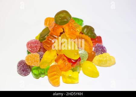 Verschiedene leckere Bonbons, bunte Gelee-Zucker-Früchte isoliert auf weißem Hintergrund Stockfoto