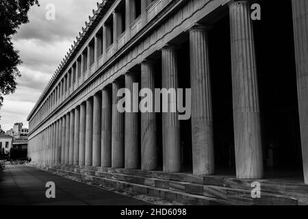 ATHEN, GRIECHENLAND, 12. DEZEMBER 2021: Kolumnade in der Agora Stockfoto