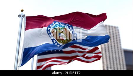 Die Flagge des US-Bundesstaates Missouri winkt im Wind, die amerikanische Flagge verschwimmt im Hintergrund. Missouri wurde am August in die Union aufgenommen Stockfoto