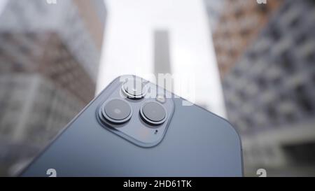 Konzept der Fotografie und Videoaufnahmen. Nahaufnahme einer super funktionalen Kamera von hoher Qualität auf einem dunkelblauen Smartphone auf verschwommenem Hintergrund von RE Stockfoto