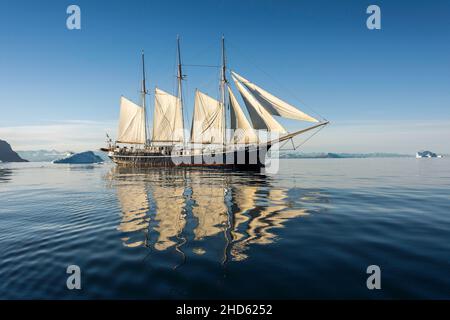 Rembrandt van Rijn mit Segelreflexen und Eisbergen, Scoresby Sund, Ostgrönland Stockfoto