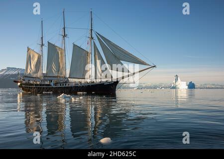 Schoner Rembrandt van Rijn, segelt mit Eisbergen und bergigen Bits, Scoresby Sund, Grönland Stockfoto