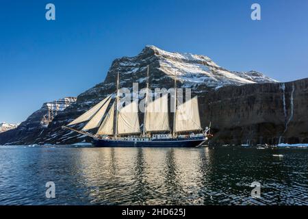 Rembrandt van Rijn vor Kap Stevenson mit Segel nach oben, Scoresby Sund, Ostgrönland Stockfoto