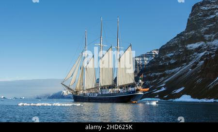 Rembrandt van Rijn fährt vor Kap Stevenson und der Küste von Volquart van Kyst, Scoresby Sund, Ostgrönland Stockfoto