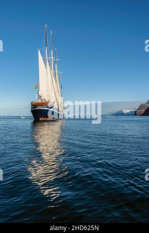 Rembrandt van Rijn segelt vor Kap Stevenson und dem Geikie Plateau , Scoresby Sund, Ostgrönland Stockfoto