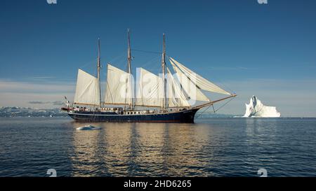 Rembrandt van Rijn segelt vor dem Jameson Land mit Eisbergen in Scoresby Sund, Ostgrönland Stockfoto