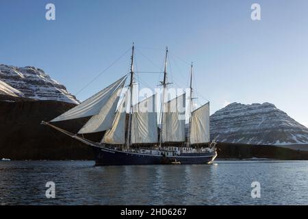 Rembrandt van Rijn mit Segeln in einer leichten Brise vor Kap Stevenson, Scoresby Sund, Ostgrönland Stockfoto