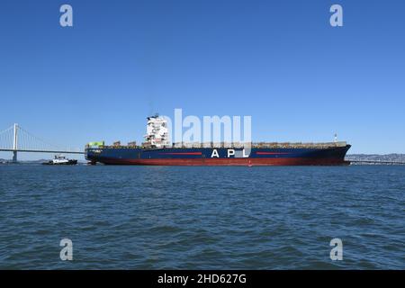 Seltenes leeres APL-Containerschiff, das in den Hafen von Oakland eindringt. Kommerzielle Fracht- und Containerschiffe in San Francisco Bay, Kalifornien Stockfoto