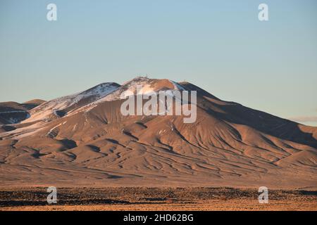 Ein Sonnenaufgang im Februar über den Bergen in der Nähe von Winnemucca, Nevada, USA. Stockfoto