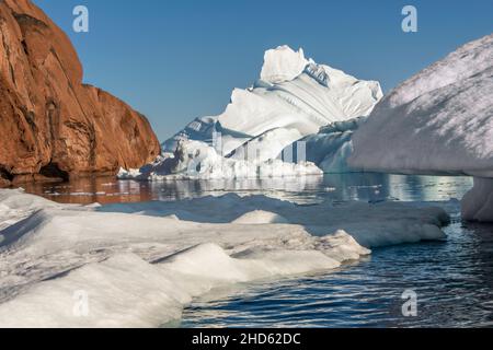 Eisberge türmten sich in der Meerenge zwischen Rode O und Milne Land, Rodefjord, Scoresby Sund, Grönland Stockfoto