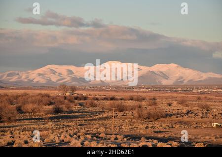 Ein Sonnenaufgang im Februar über den Bergen in der Nähe von Winnemucca, Nevada, USA. Stockfoto